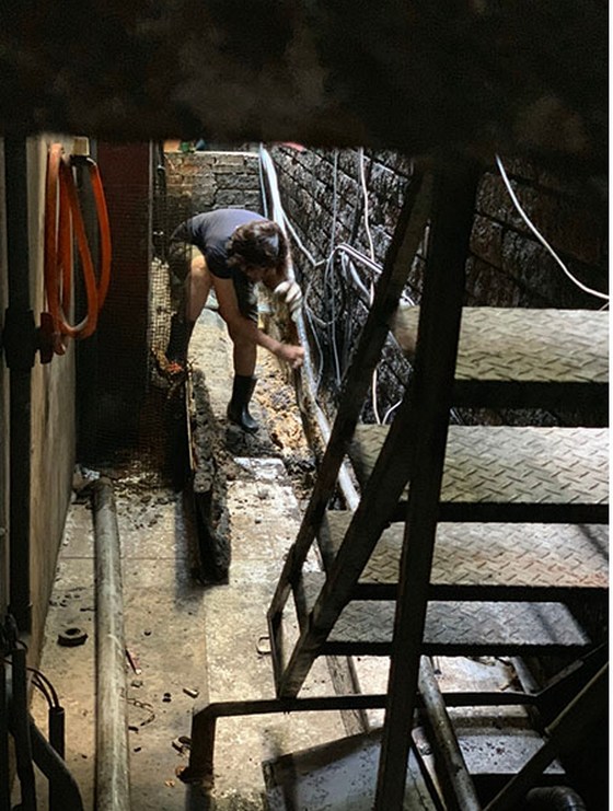 �������M����